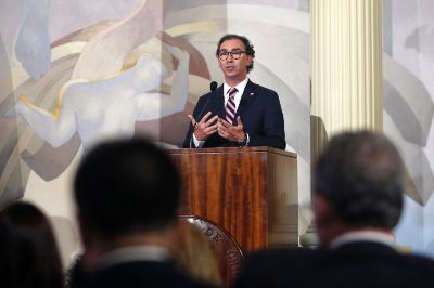 En su intervención, el ministro Figueroa enfatizó que "el rol que hoy día tiene la universidad, en general, y la Universidad de Chile, en particular, es -a mi juicio- insustituible".