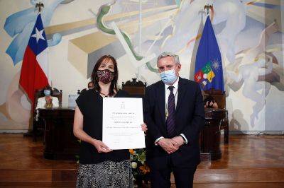 Además, se entregó la Medalla y Diploma de Grado a 45 académicos que, desde ahora, se integran como Profesores Titulares, la máxima jerarquía académica de nuestro plantel.