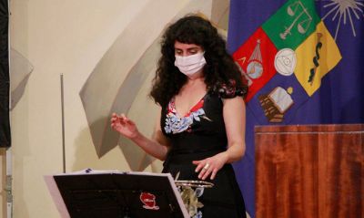 La intérprete de theremin, Agnes Evseev, sobre la composición de Jorge Arriagada.