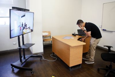 Son 16 las salas habilitadas con tecnología de punta para realizar clases tanto para estudiantes presenciales como para los que están en formato remoto. 