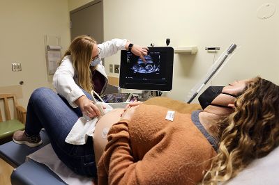 Ley Adriana apunta a regular, garantizar y promover derechos de las mujeres, las personas gestantes, los recién nacidos y la pareja durante el parto, preparto y posparto.