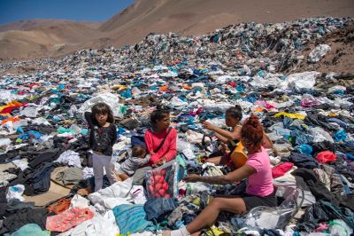 Alto Hospicio, Iquique y el desierto de Atacama en Chile se han convertido en un gigantesco basurero de ropa, donde toneladas de textiles son desechados y terminan como basura en el desierto.