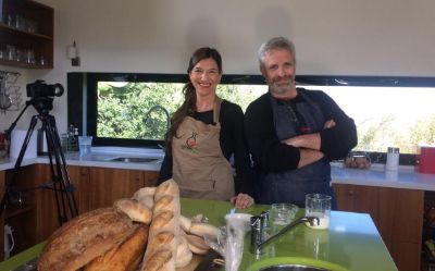 El programa, conducido por Andrea Obaid y Alejandro Roth, tendrá 12 capítulos en los que se explicarán las reacciones químicas, físicas y biológicas que ocurren cuando cocinamos.