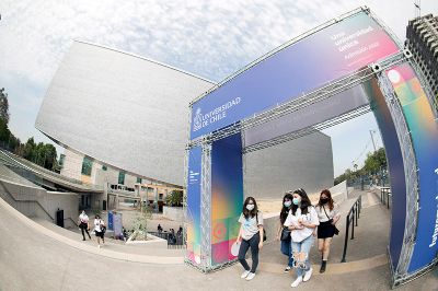 Cientos de estudiantes llegaron a la Semana del Postulante de la Universidad de Chile en su primera jornada presencial en la Plataforma Cultural del campus Juan Gómez Millas.