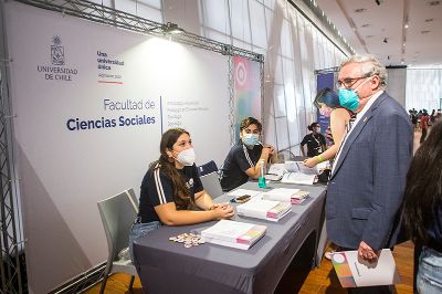 El rector Ennio Vilvaldi, quien estuvo presente en la jornada inaugural, invitó a las y los jóvenes a visitar este espacio donde convergen las personas y aporta al ambiente de pensar en comunidad.