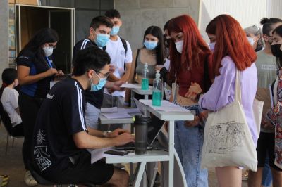 Miles de estudiantes ya han visitado la Semana del Postulante de la Universidad de Chile para aclarar dudas, conocer más a fondo la Universidad y asistir a visitas guiadas a todos sus campus. 