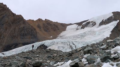 Para analizar el retroceso de los glaciares, los investigadores analizaron el nivel de absorción de radiación solar de estos cuerpos y los relacionaron con indicadores asociados a cambio climático.