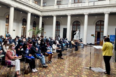 En la jornada, una de las primeras presenciales en dos años, las y los estudiantes recibieron las palabras de bienvenida y motivación de distintas autoridades universitarias.