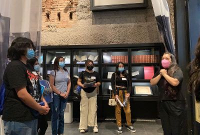 Quienes asistieron a la actividad pudieron realizar un recorrido patrimonial por Casa Central y participar de la visita guiada a la exposición "Mujeres Públicas" de la Sala Museo Gabriela Mistral.