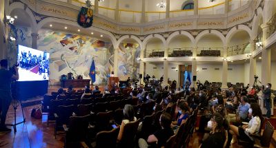 Este año la ceremonia del Día Internacional de la Mujer tuvo una modalidad presencial con aforo reducido en el Salón de Honor y fue transmitida en vivo por los cales digitales de la U. de Chile.