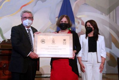 El Rector Ennio Vivaldi y la directora de Igualdad de Género, Carmen Andrade, reciben el reconocimiento del PNUD por la certificación del Sello Genera Igualdad.