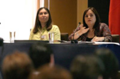 Gabriela Ortúzar inauguró el evento con un llamado a proteger el rol de la bibliotecas en la difusión del conocimiento.