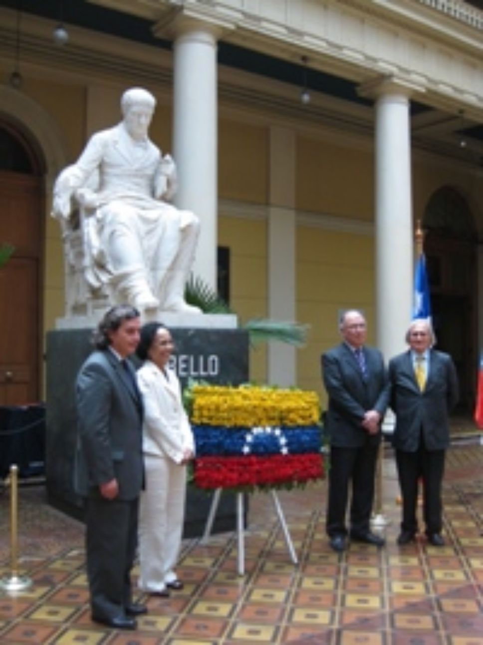 Iñigo Díaz, Vicerrector Académico; la embajadora de la República Bolivariana de Venezuela; Freddy Castillo, rector de la Universidad de Yaracuy de Venezuela y Francisco Brugnoli, Vicerrector Extensión