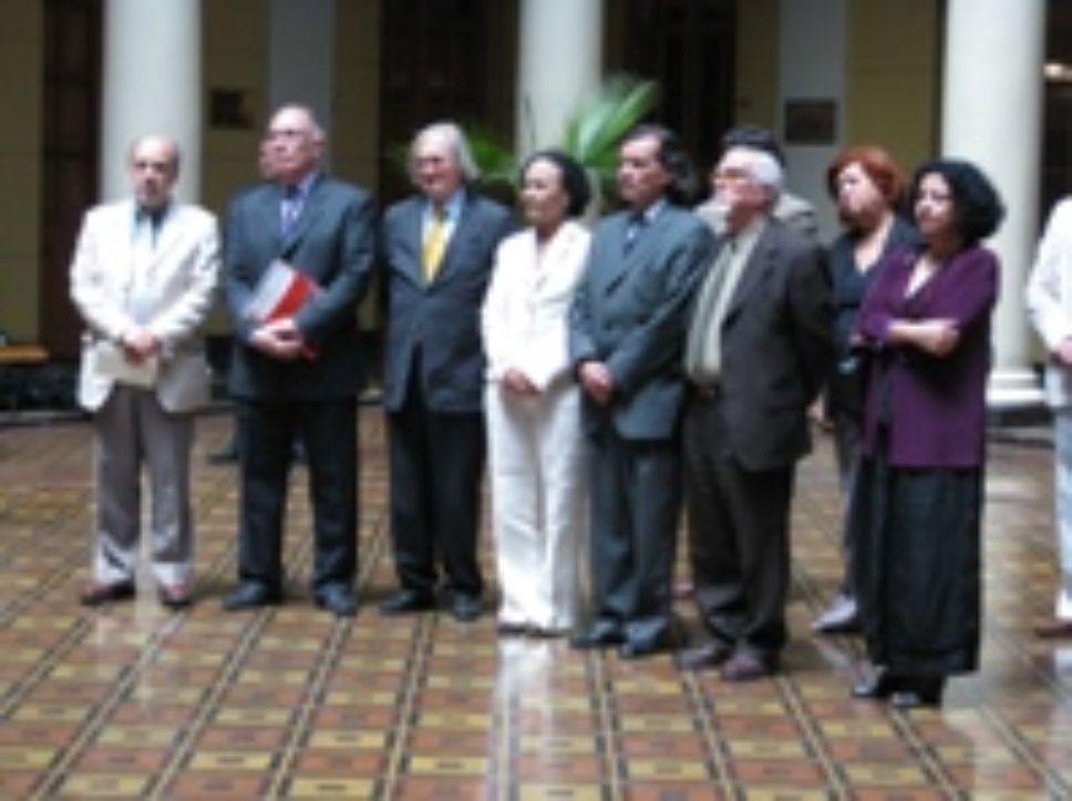 Las autoridades de la Embajada y la Universidad.