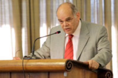 En su lanzamiento, los presentadores del libro y asistentes al lanzamiento ovacionaron la vida y obra del Dr. Allende, Premio Nacional de Cs. Naturales y connotado académico de la U. de Chile.