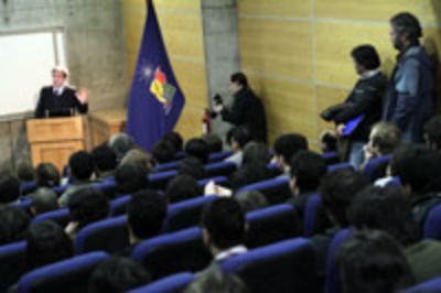 La conferencia se realizó en el auditorio Price WaterHouseCoopers de la Facultad de Economía y Negocios.