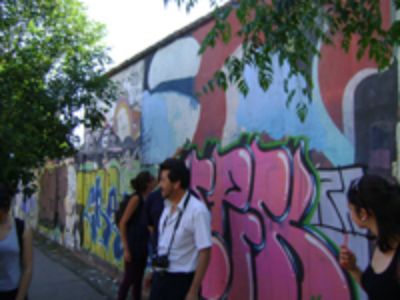 El muro poniente de la Villa El Esfuerzo fue otro de los espacios elegidos para la realización de un mural, el que fue creado y ejecutado por estudiantes de la Licenciatura en Artes Plásticas.