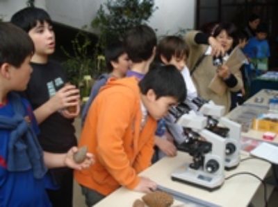 Niños aprendiendo con exposición y herbario