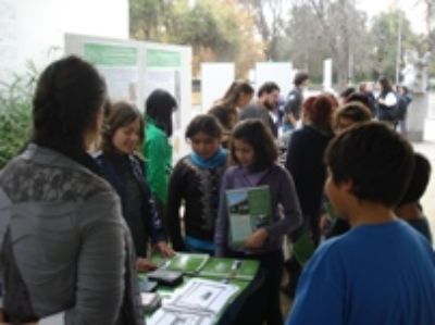 Niños aprendiendo con exposición y herbario