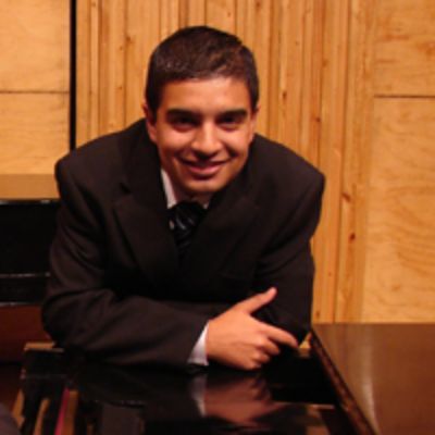 Daniel Saavedra (piano), uno de los ganadores  del Concurso de Interpretación Musical, mención solistas 2011, se presentará como solista en la obra de Mozart.