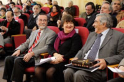 El Rector Pérez Vera, la Decana María Eugenia Góngora y Humberto Giannini.