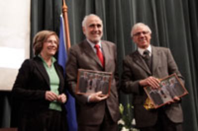 La Directora del INTA, Magdalena Araya; el Prof. Uauy y el Prof. Fernando Vio. 