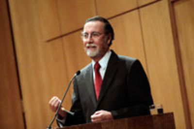  El Rector Víctor Pérez Vera.