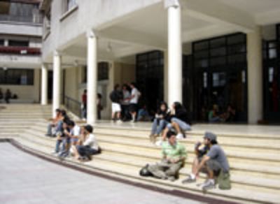 La tradición cuenta que al pasar el temido examen de grado, el siguiente paso es zambullirse en la fuente ubicada en el centro del patio.  