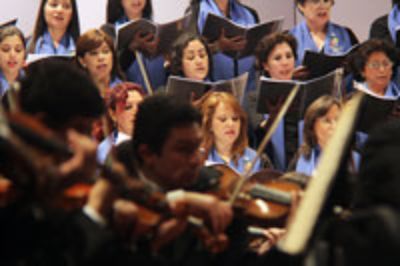 El Rector Víctor Pérez Vera expresó su alegría de compartir esta celebración con un espectáculo gratuito y abierto a la comunidad.