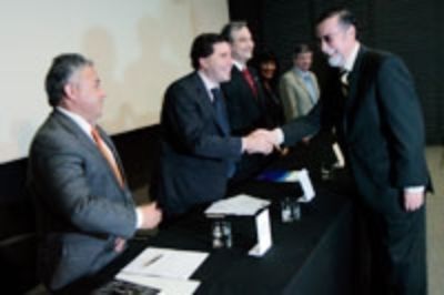 El Ministro de Medio Ambiente (S) presidió la ceremonia. En la foto, saludando al Rector de la U. de Chile.