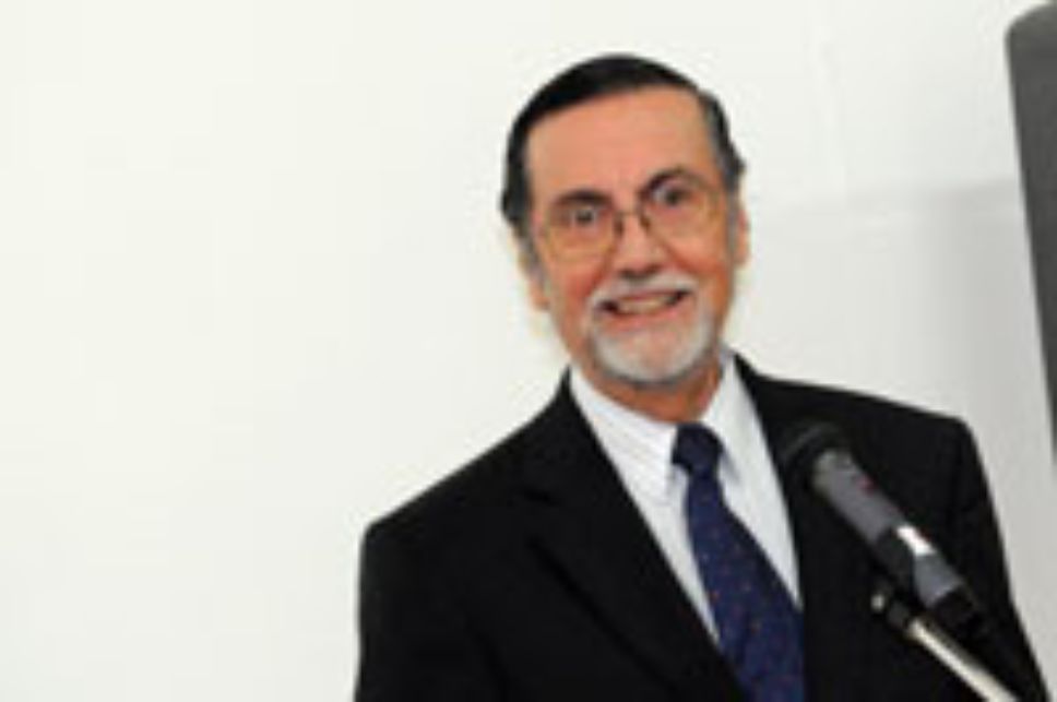 El Rector dijo que esta iniciativa viene a "dignificar, reconocer y proyectar la importante labor de los artistas en la U. de Chile".