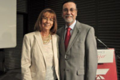 El Rector junto a la académica del DAS, María Teresa Ruiz. 