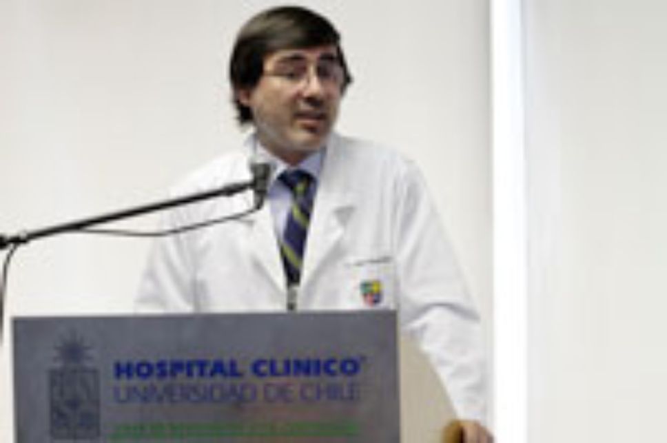  El Dr. Carlo Paolinelli, Director del Hospital Clínico de la U. de Chile.