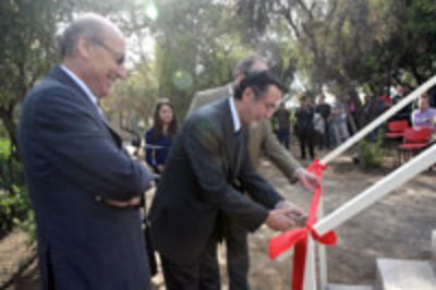 El Rector Víctor Pérez Vera y el Decano Francisco Brieva en el tradicional corte de cintas.