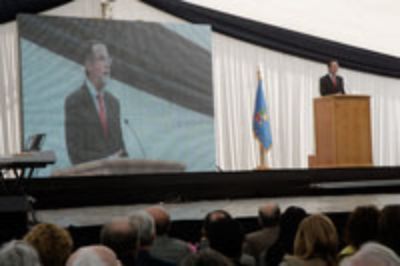 Discurso de agradecimiento del Rector Víctor Pérez hacia toda la comunidad de la Facultad de Ciencias Químicas y Farmacéuticas.