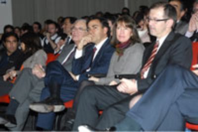 La Directora del DII, Prof. Mizala, junto a otros académicos de ese Depto. 