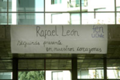 En la Facultad se colgó un lienzo que dice: "Rafael León: seguirás presente en nuestros corazones".