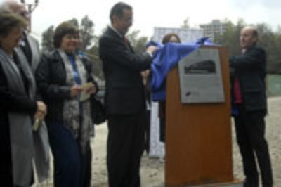 En la actividad se destapó una placa que conmemora la construcción de los aularios.