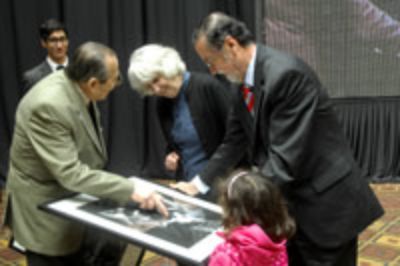 El Rector Víctor Pérez Vera realizó un reconocimiento especial a la viuda de Víctor Jara, Joan Jara, quien fuera docente de la U. de Chile, exonerada durante la Dictadura.