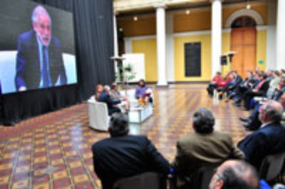  El lanzamiento de "Huellas de un acecho", se realizó en el Patio Domeyko de la Casa Central, en el marco de la celebración del Aniversario n° 171 de la U. de Chile.