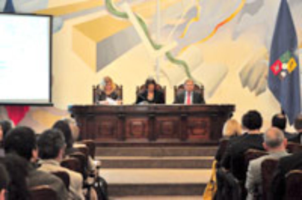 La conferencia fue organizada de forma conjunta por la Universidad de Chile y la Embajada de Finlandia.