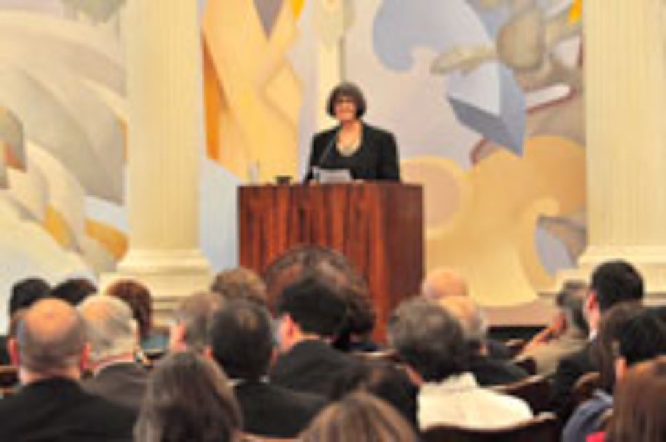 La Rectora (S) Dra. Rosa Devés dio la bienvenida al público y presentó a la Ministra de Finlandia.