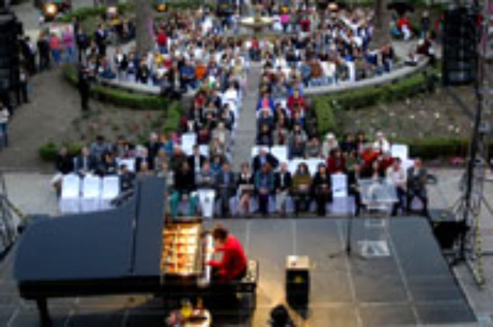 En el frontis del Palacio Falabella de la Municipalidad de Providencia, se congregaron miembros de la comunidad universitaria, vecinos de la comuna y público general, para escuchar el concierto.