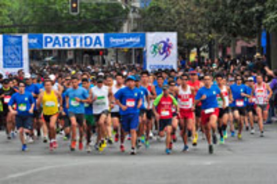 Las calles se tiñeron de azul en la mañana del domingo 27 de octubre con la Corrida de la U. de Chile.