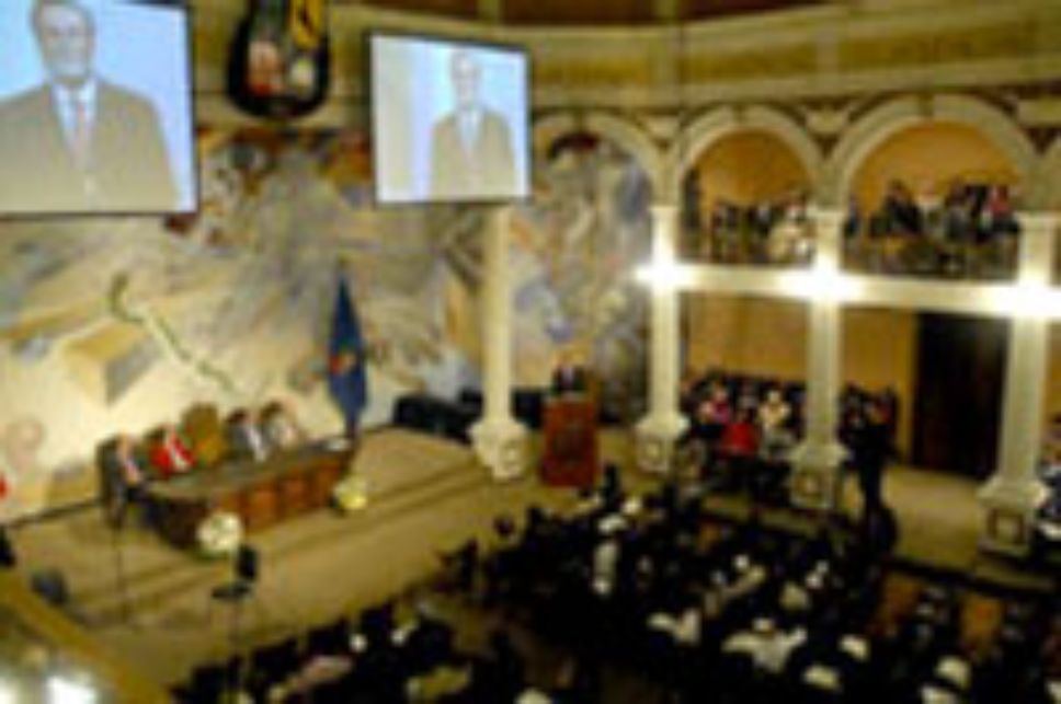 El Salón de Honor de Casa Central recibió a la comunidad universitaria e invitados ilustres para la Ceremonia Oficial el viernes 25 de octubre.