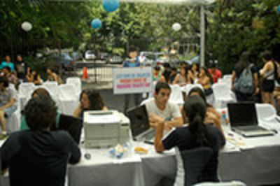 Académicos y académicas, estudiantes y asistentes sociales, ofrecieron durante toda la jornada, orientación vocacional, asesoría en las postulaciones e información académica y sobre financiamiento.