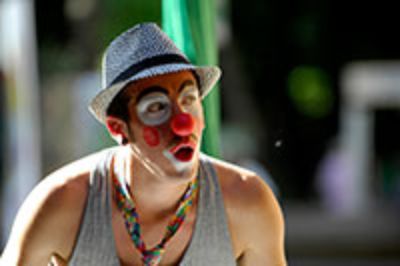 Un especial payaso animó a los visitantes al término de este soleado domingo de postulaciones.