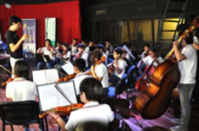 La Orquesta de cuerdas de la Escuela República de Siria puso la nota musical en "Quiero ser científico"