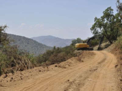 Las autoridades constataron el ensanchamiento del camino con una visible destrucción de vegetación en la quebrada.