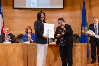 Senadora Gladys Camacho recibe presea Francois Julien-Laférrière